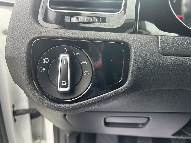 Volkswagen Golf Variant 2,0TDi Highline NAVI LEDMATRIX - fotka 47 z 69