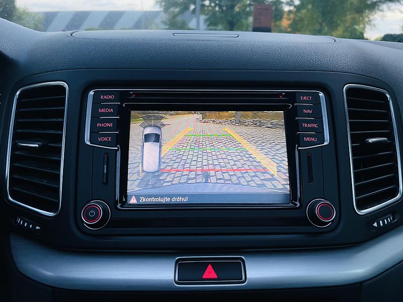 Volkswagen Sharan 2.0TDI MAN 7MÍST TAŽNÉ KAMERA - fotka 41 z 46