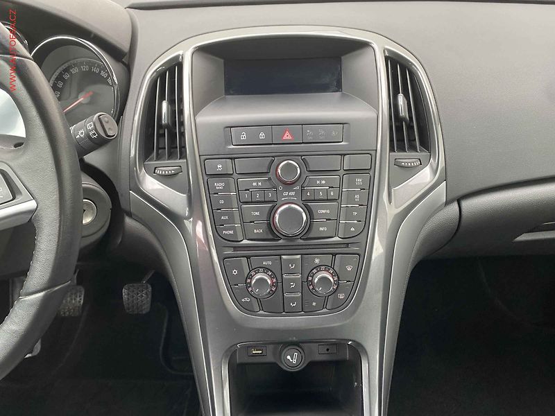 Opel Astra (2013) 1.6i, Innovation, temp. - fotka 12 z 15