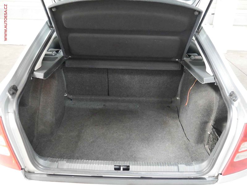 Škoda Octavia (2010) 1.9 TDi, AC, temp - fotka 7 z 16