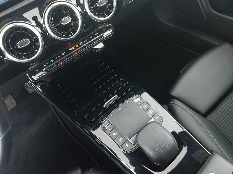 Mercedes-Benz CLA (2020) 180 - fotka 13 z 23