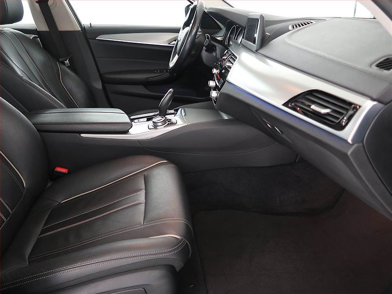 BMW Řada 5 (2017) Luxury Line 520d xDrive, 4X4 - fotka 9 z 24