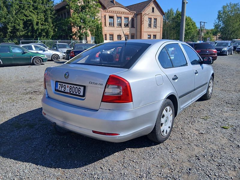 Škoda Octavia 1.6 TDI, Facelift, kosm. vady - fotka 10 z 27