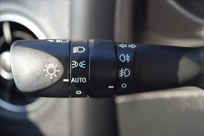 Toyota Auris 1,2 i 85KW XENONY AUTOMAT ALU - fotka 35 z 55