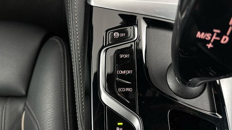 BMW Řada 5 540d AUT xDrive M-sport Tourin - fotka 32 z 33