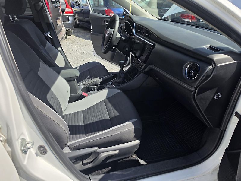 Toyota Auris 1.6 VVTi   - fotka 17 z 20