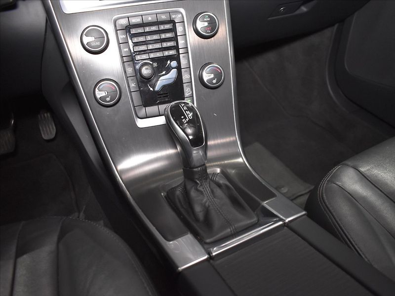 Volvo XC60 2,4 D4 SUMMUM - fotka 14 z 22
