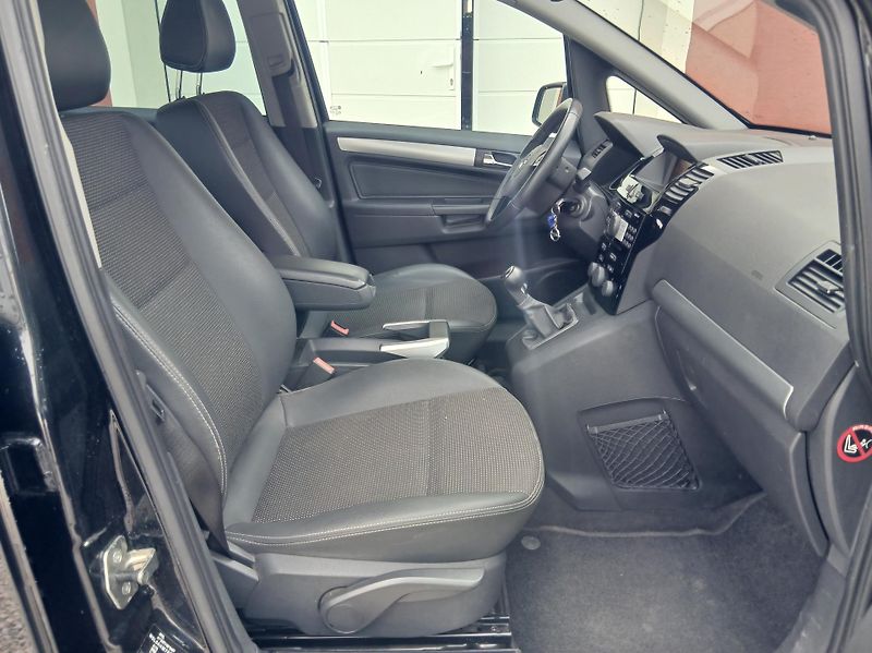 Opel Zafira 1.7 CDTi - fotka 18 z 34