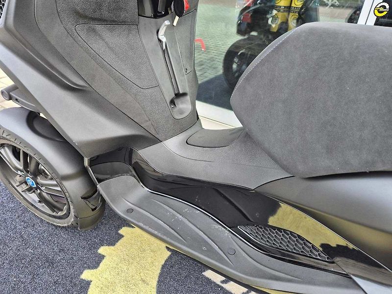 Piaggio MP3 300 (2024) Deep Black - fotka 10 z 20