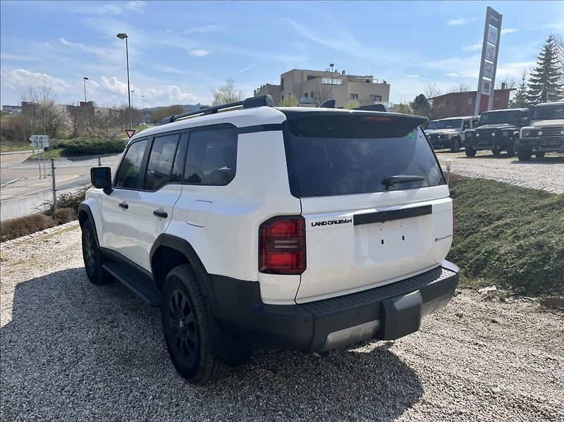 Toyota Land Cruiser 2,4 iFORCE MAX HEV Premium - fotka 5 z 37