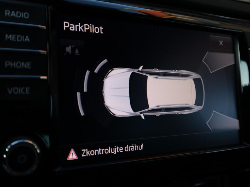 Škoda Superb 2,0 TDi, Kessy, FrontAssist, P - fotka 39 z 40