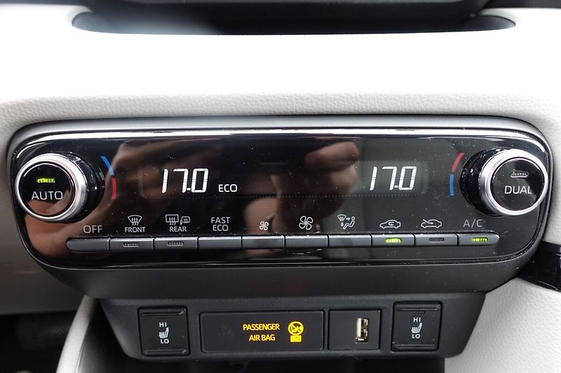 Toyota Yaris 1.5 HEV  Executive - fotka 22 z 29
