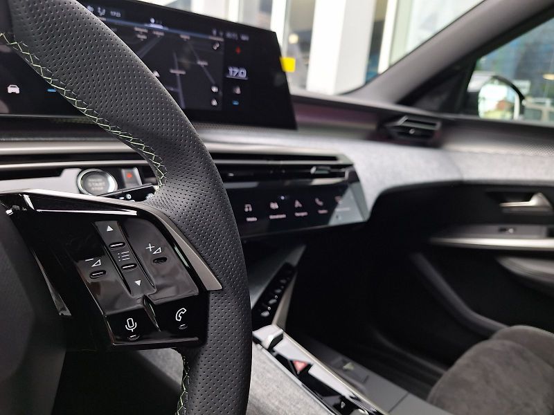 Peugeot 5008 (2025) GT Hybrid 145 e-DCS - fotka 15 z 24