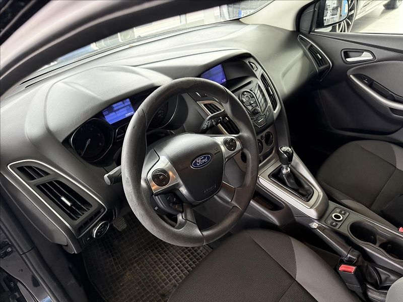 Ford Focus 1,6   TDCi 70kW,TREND,SERVISKA - fotka 9 z 17