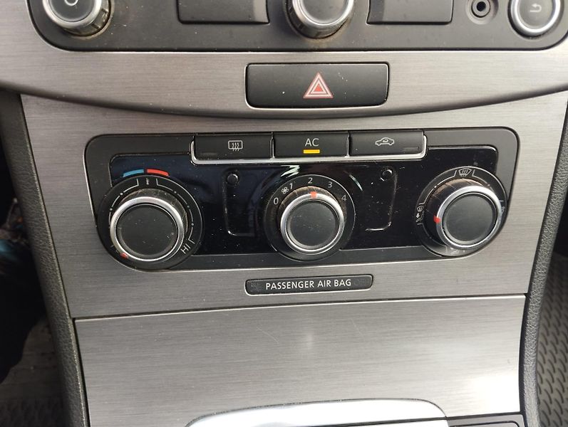 Volkswagen Passat (2011) 1.4 Tsi  SERVISKA - fotka 13 z 18