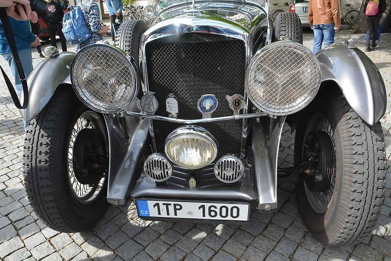 Stovka nablýskaných motocyklů a automobilů předválečné a meziválečné éry vyrazila v neděli z Horního náměstí v Přerově na spanilou jízdu regionem. Nejstarší účastnicí byla osmaosmdesátiletá Libuše Šulcová, která na trasu vyrazila na motocyklu BSA 770 se s