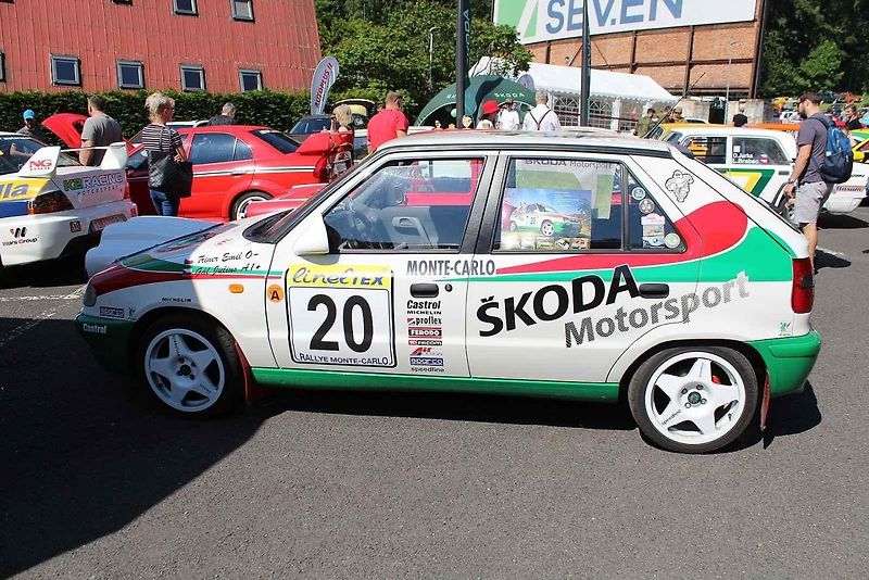 V Litvínově se uskutečnil již osmý sraz historických vozidel. Letos na něj poprvé přijel legendární jezdec z Dakaru a někdejší závodník ve Formuli Easter Jiří Moskal. Na snímku je v rozhovoru s jedním z návštěvníků.