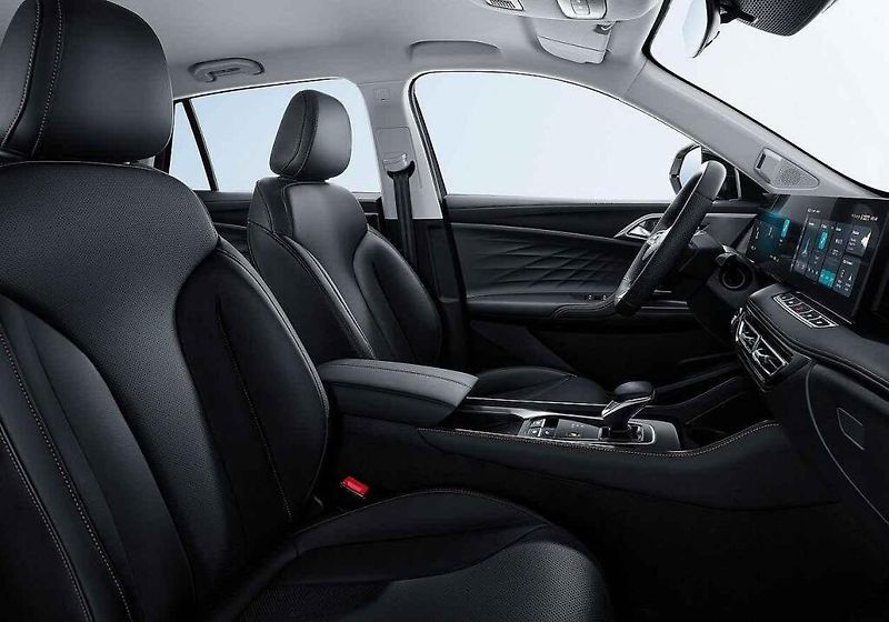 V motorovém prostoru plug-in hybridů jsou dva agregáty.