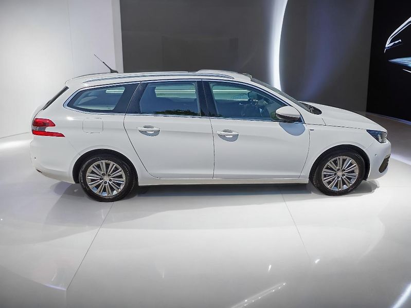 Peugeot 308 1,5 BlueHDi 96kw Allure,S&S,ČR - fotka 5 z 40