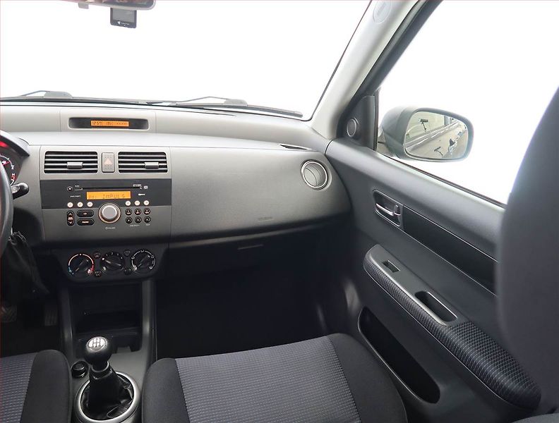 Suzuki Swift (2009) 1.3 i, 4X4, po STK, Tažné - fotka 8 z 16