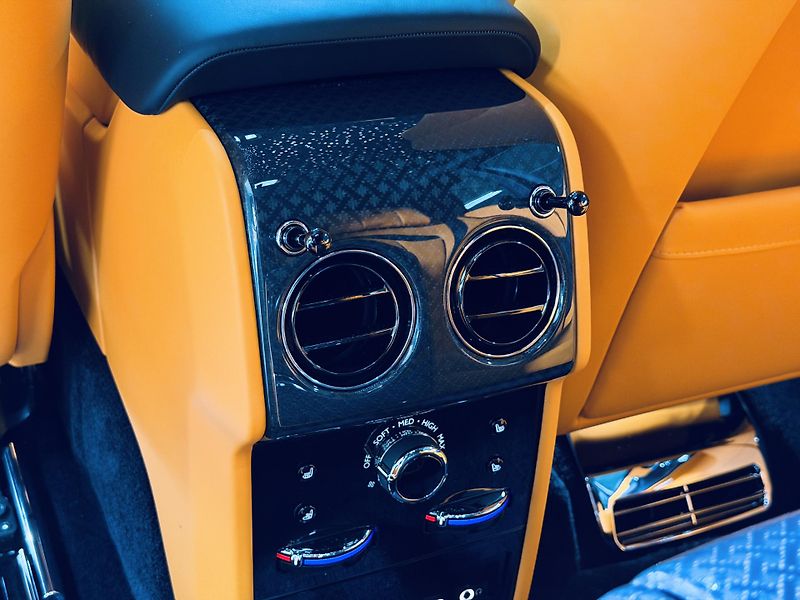 Rolls-Royce Cullinan (2026) Black B SHOOTING STARS BESPOKE - fotka 38 z 45