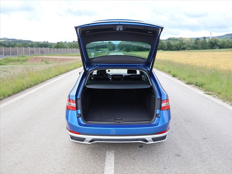 Škoda Superb 2,0 TDI DSG 4x4 CZ Scout DPH - fotka 9 z 35
