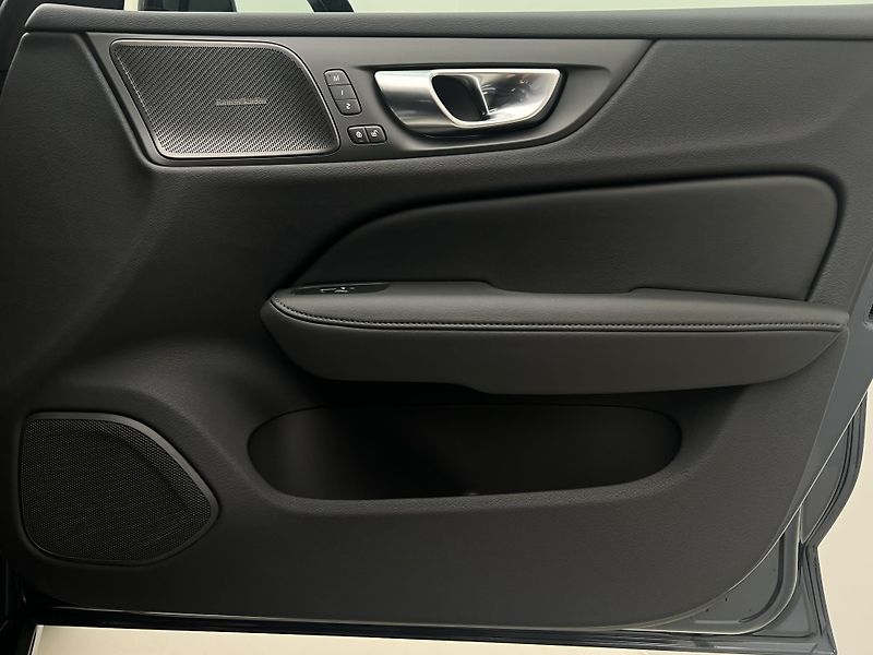 Volvo V60 B4 DARK PLUS AUT - fotka 45 z 45