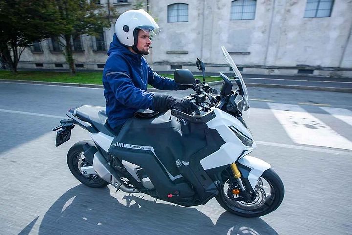 Jezdci na skútru nejlépe vyzrají na zimu pomocí teplého a voděodolného krytu na nohy.