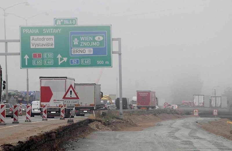 Provoz a práce na rozšiřování D1 u Brna mezi 194. a 196. kilometrem.