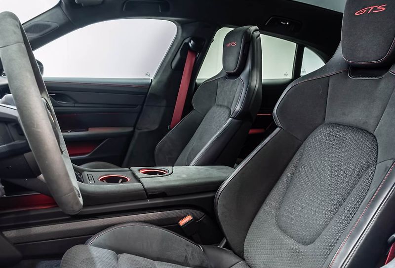 Porsche Taycan GTS Sport Turismo Burm HuD Inn - fotka 17 z 26