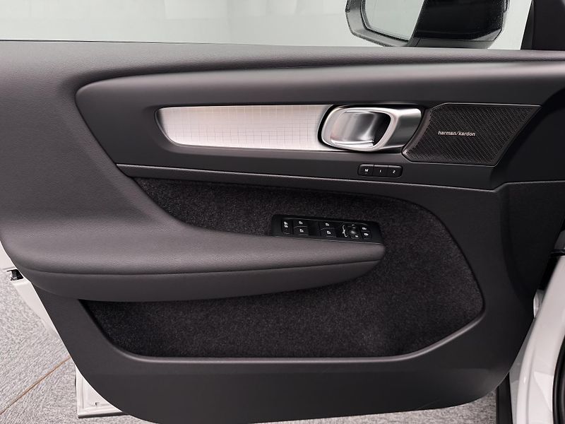 Volvo XC40 (2026) B3 AUT DARK PLUS - fotka 7 z 22