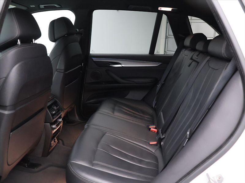 BMW X5 3,0 30d 190 kW CZ DPH xDrive - fotka 14 z 41