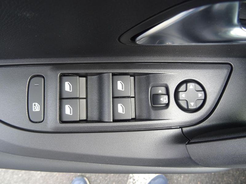Peugeot 2008 (2026) ALLURE Hybrid 145k e-DCS6 - fotka 19 z 45