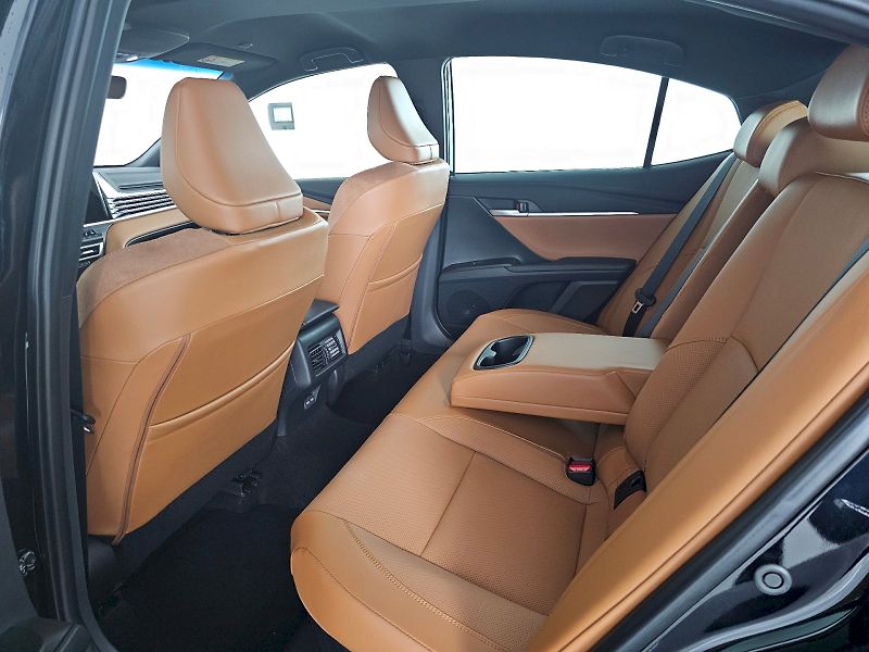 Toyota Camry (2025) 2.5 HEV 230k PRESTIGE - fotka 7 z 32