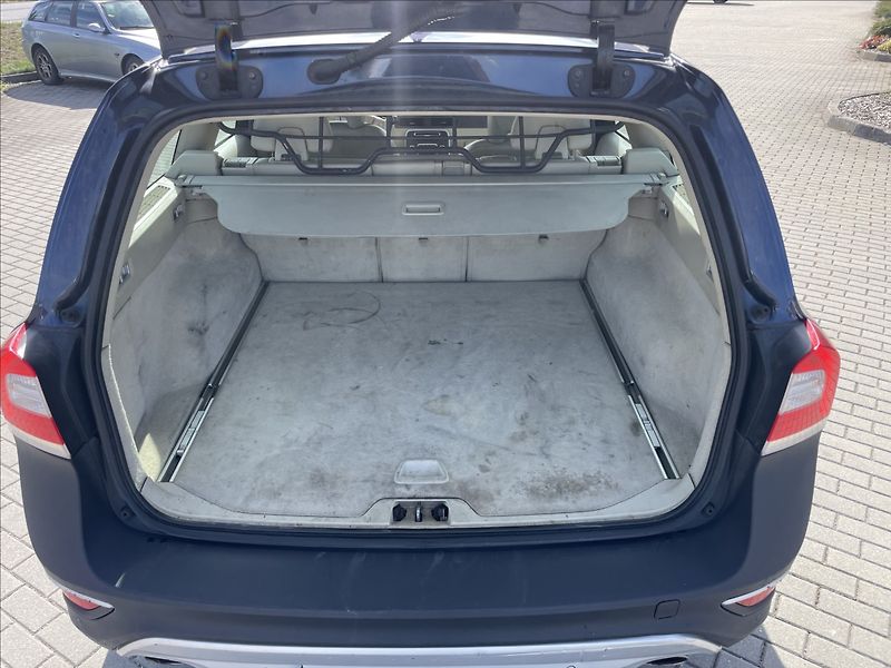 Volvo XC70 2,4 D4 AWD Geartronic Polar 13 - fotka 9 z 30