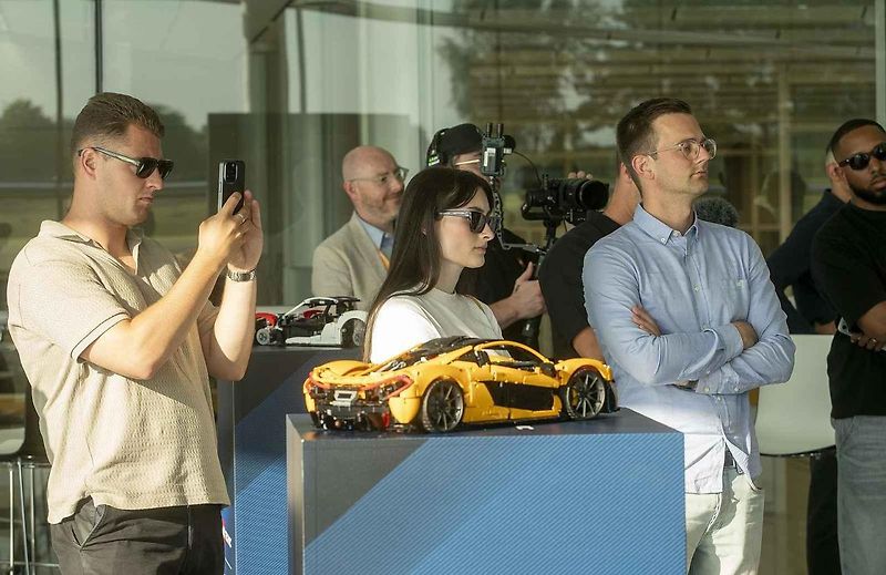 Replika McLarenu P1 v reálné velikosti se skládá z 342 817 dílků, váží přibližně 1220 kilogramů.