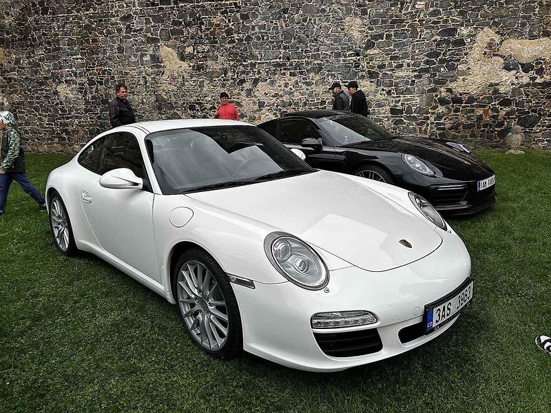 Sraz vozů Porsche ve Švihově na hradě.