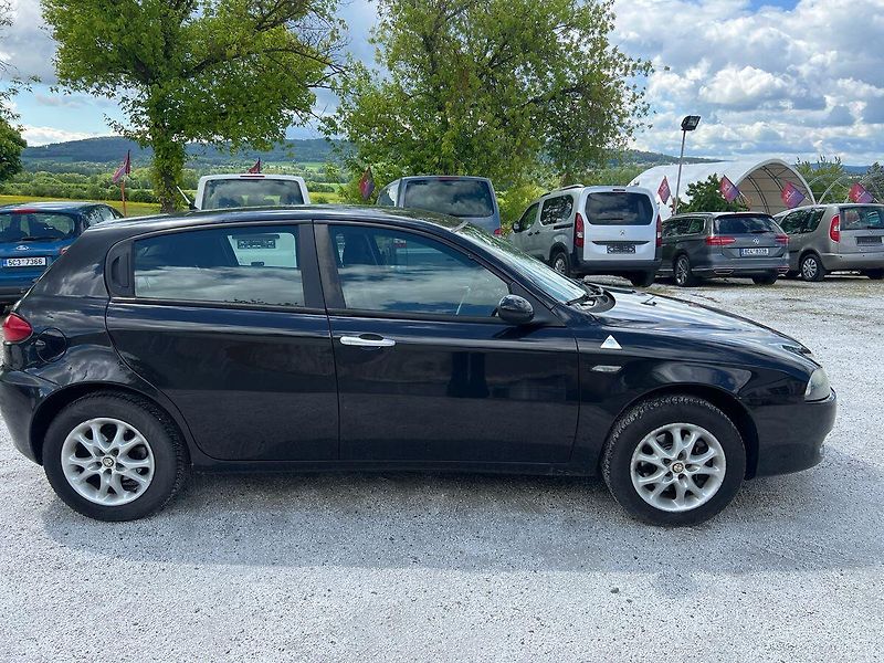 Alfa Romeo 147 1,6 16 V - fotka 3 z 15