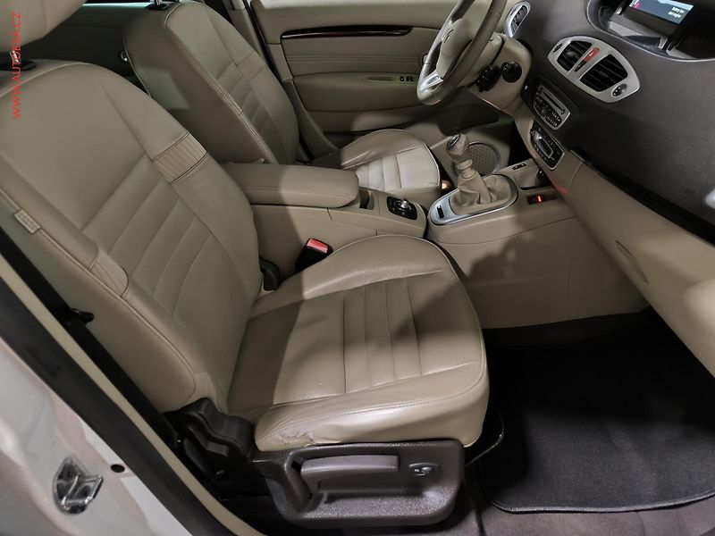 Renault Mégane (2009) 1.9dCi, AC, kůže - fotka 12 z 17