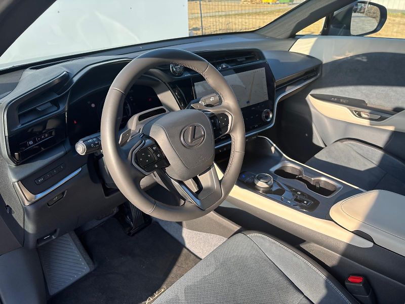 Lexus RZ 450e Luxury Plus Panoramic 4x4 - fotka 11 z 30