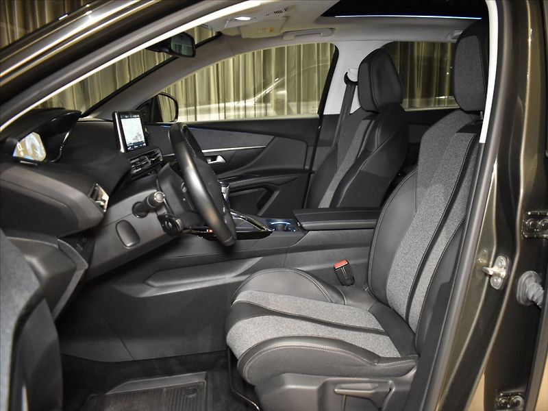 Peugeot 5008 1,5 HDI Allure Tažné,panorama - fotka 8 z 23