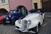 Automobiloví a motocykloví veteráni se vydali v neděli na tradiční jízdu Ze zámku na hrad. Start byl na Horním náměstí v Přerově, kde si lidé užili bohatý program.