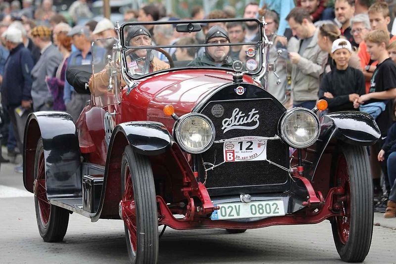 Na akci Jízda do vrchu a výstava historických vozidel se představilo na tři sta automobilů a motocyklů.