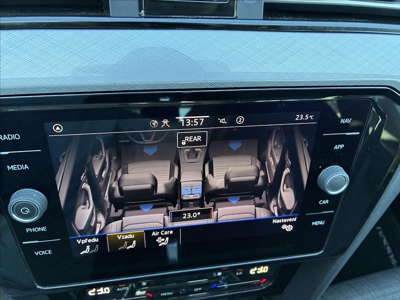 Volkswagen Passat 2,0 TDI TAŽNÉ KAMERA KEYLESS - fotka 19 z 26