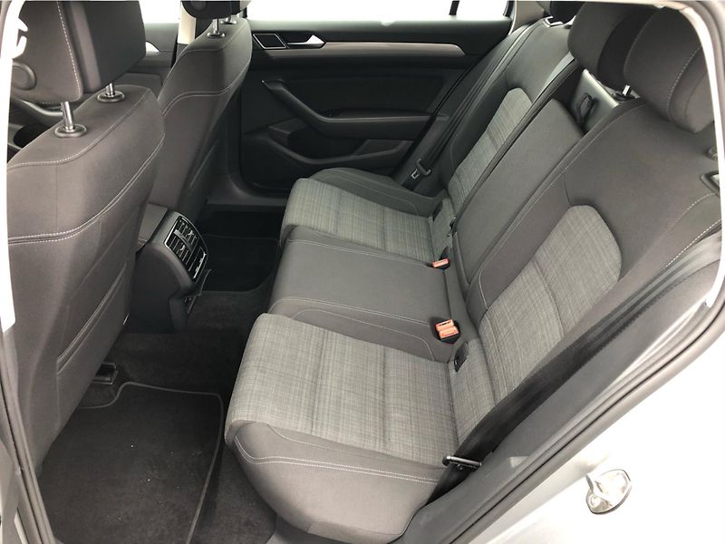 Volkswagen Passat 2.0 TDi DSG 7st. BUSINESS - fotka 12 z 30