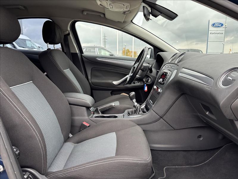 Ford Mondeo 1,6 EcoBoost 118kW Titanium - fotka 17 z 35