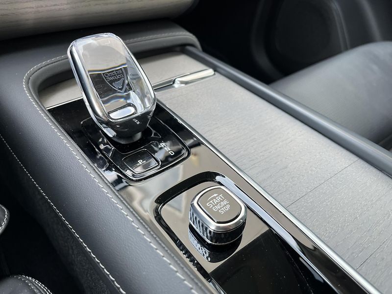 Volvo XC90 T8 AWD ULT B&W VENT VZDUCH 7M* - fotka 28 z 55