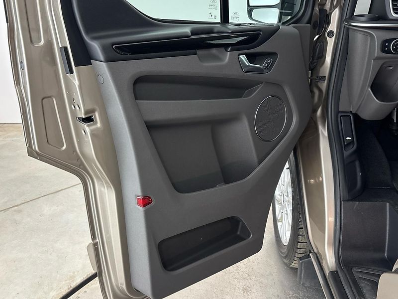 Ford Tourneo Custom TitaniumL2 - fotka 13 z 27