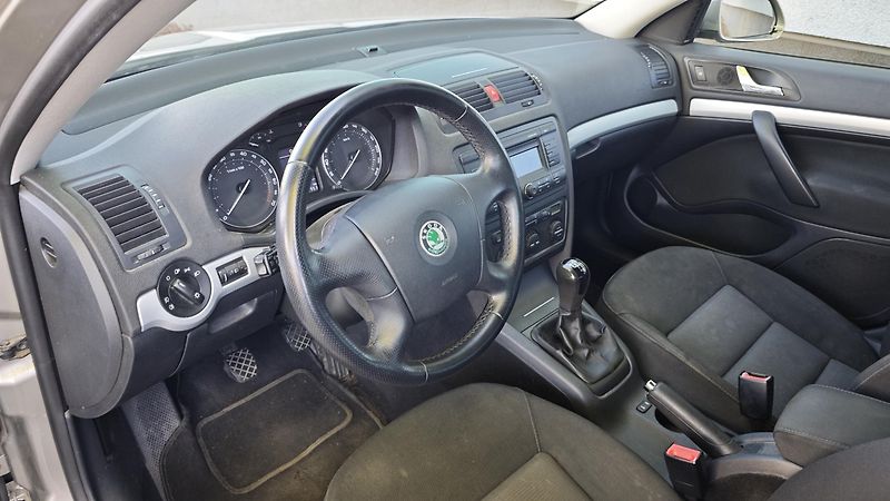 Škoda Octavia (2007) 1,6 benzín kombi - fotka 26 z 36