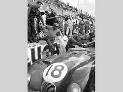 Vítězný Jaguar C-Type.